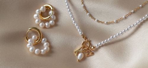 Gästelook mit Glanz: So findest du den richtigen Schmuck für jede Hochzeitseinladung