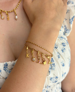 Suri Armband Gold, Tragebild