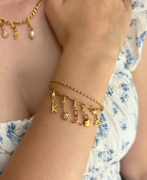 Suri Armband Gold, Tragebild