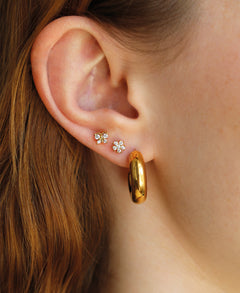 Tiny Bloom Piercing Gold - Tragefoto